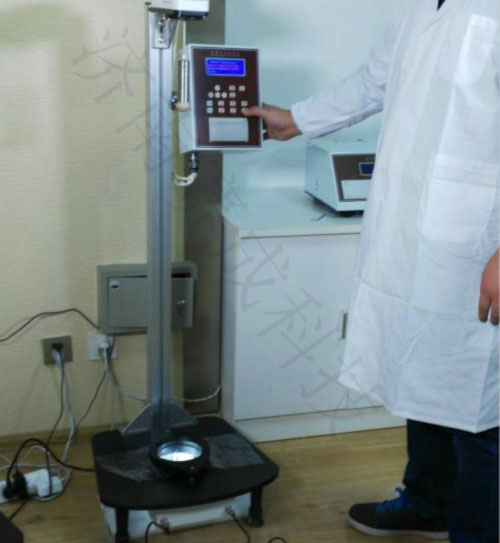 濟南国产欧美日韩精品a在线观看科技實（shí）驗室PE塑料薄膜落球衝擊試驗過程（chéng）