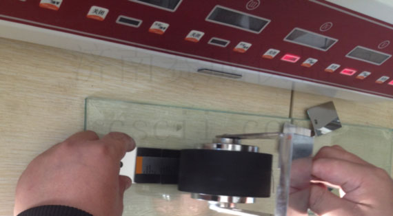 運用濟南賽（sài）成CZY-6S持粘性檢測儀，測（cè）試不幹膠標簽（qiān）持（chí）粘性試驗