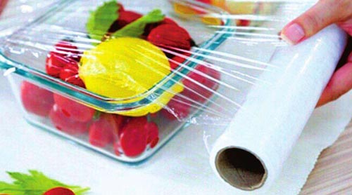 食品塑料保鮮膜透(tòu)氣性能不達(dá)標,內部密封的食物仍然會發黴變質 食品塑料保鮮膜透氣性能不達標,內部密封的食物仍然(rán)會發黴變質