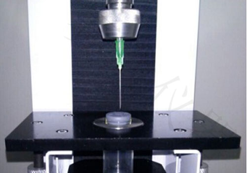 賽（sài）成MED-02醫藥包裝性能測試儀配置穿刺（cì）力夾具測試丁基（jī）膠塞穿刺力（lì）試驗過程圖示